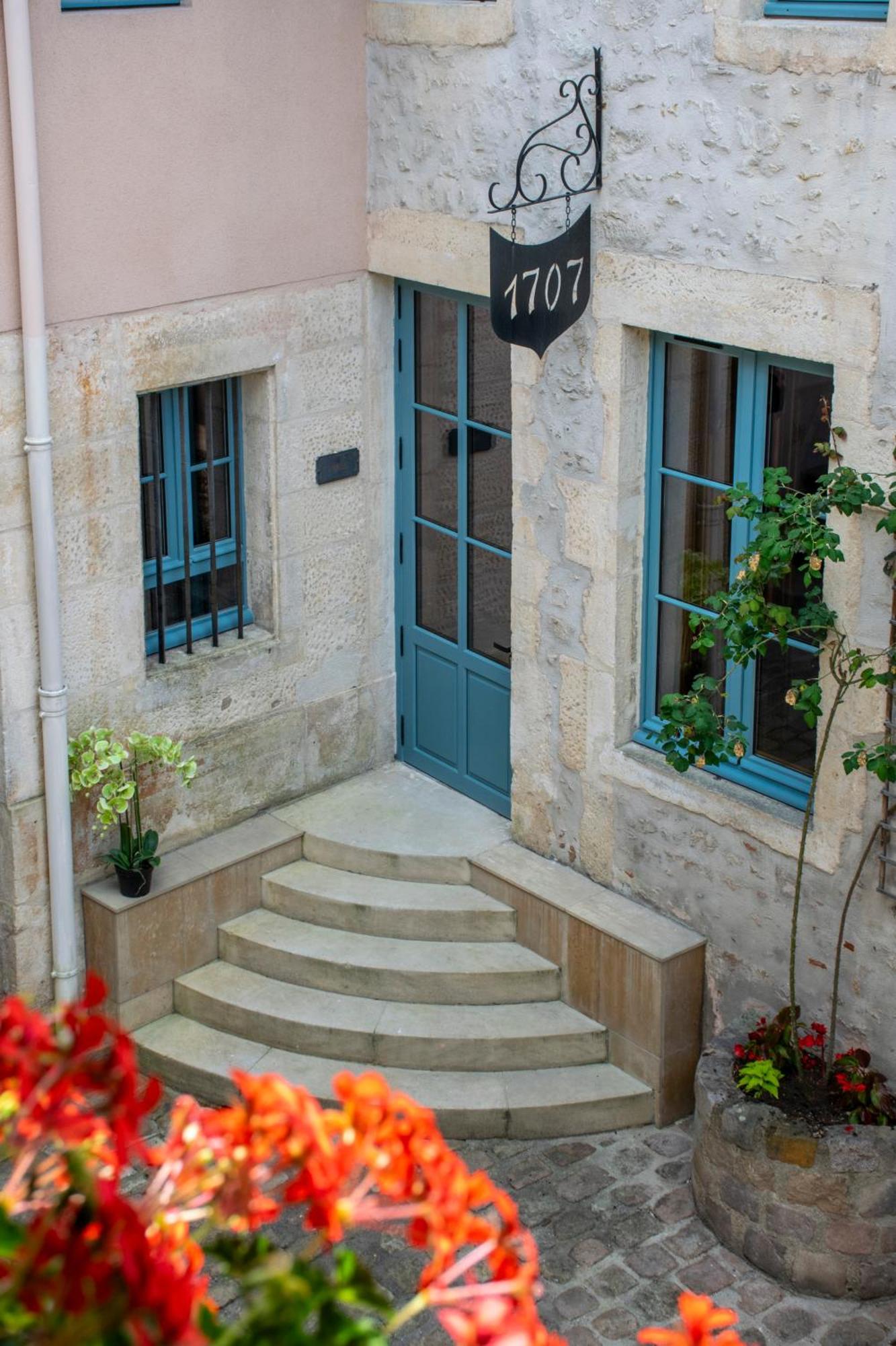 Hotel De La Poste อาวาลง ภายนอก รูปภาพ