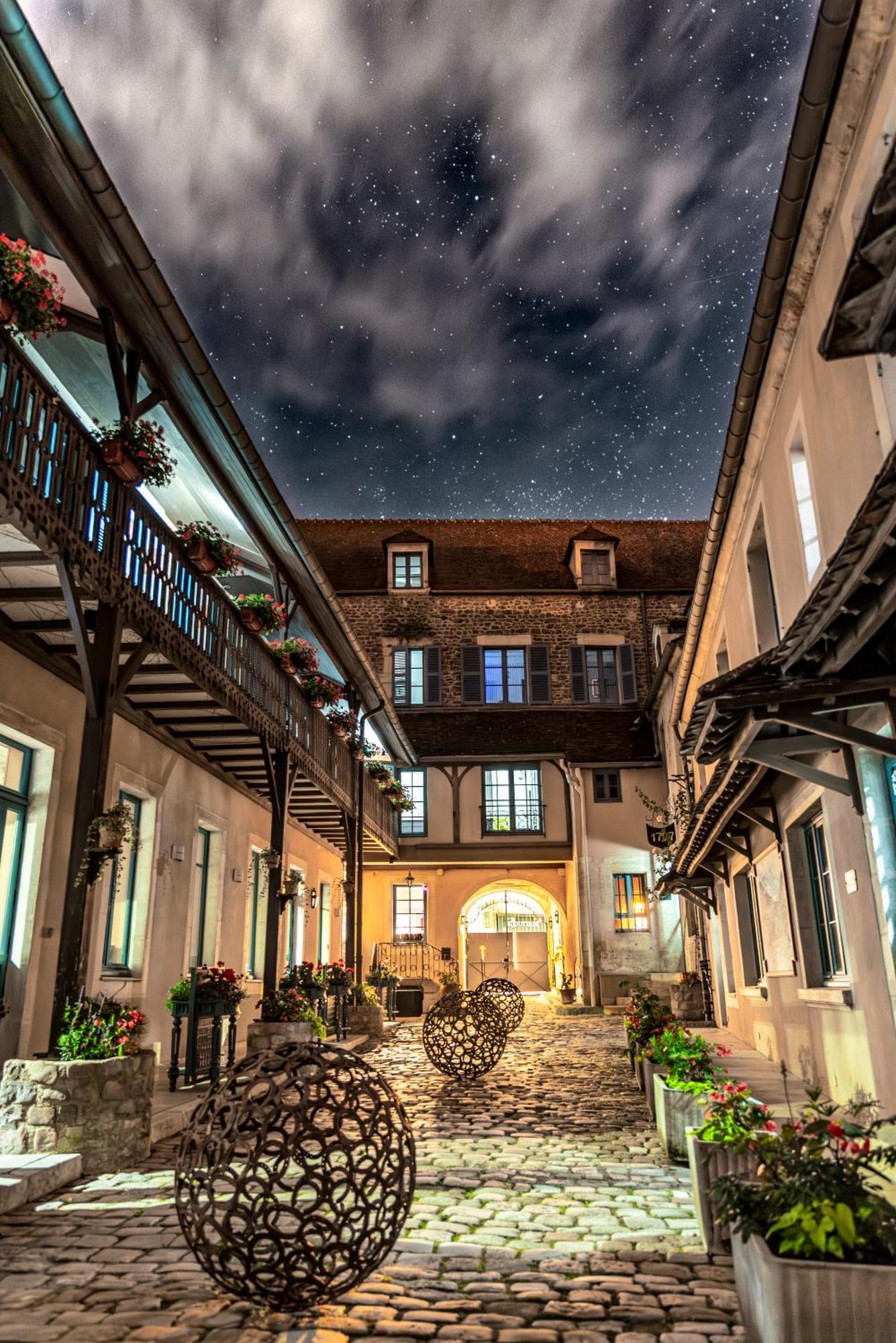 Hotel De La Poste อาวาลง ภายนอก รูปภาพ