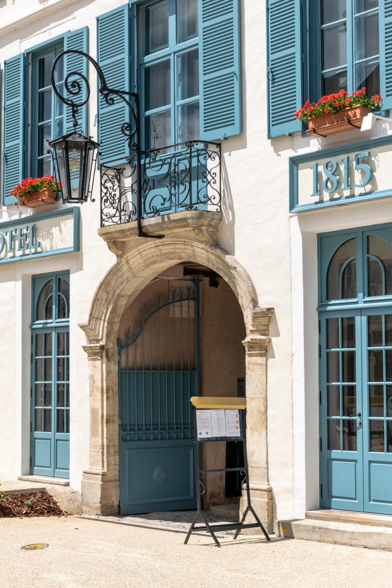 Hotel De La Poste อาวาลง ภายนอก รูปภาพ