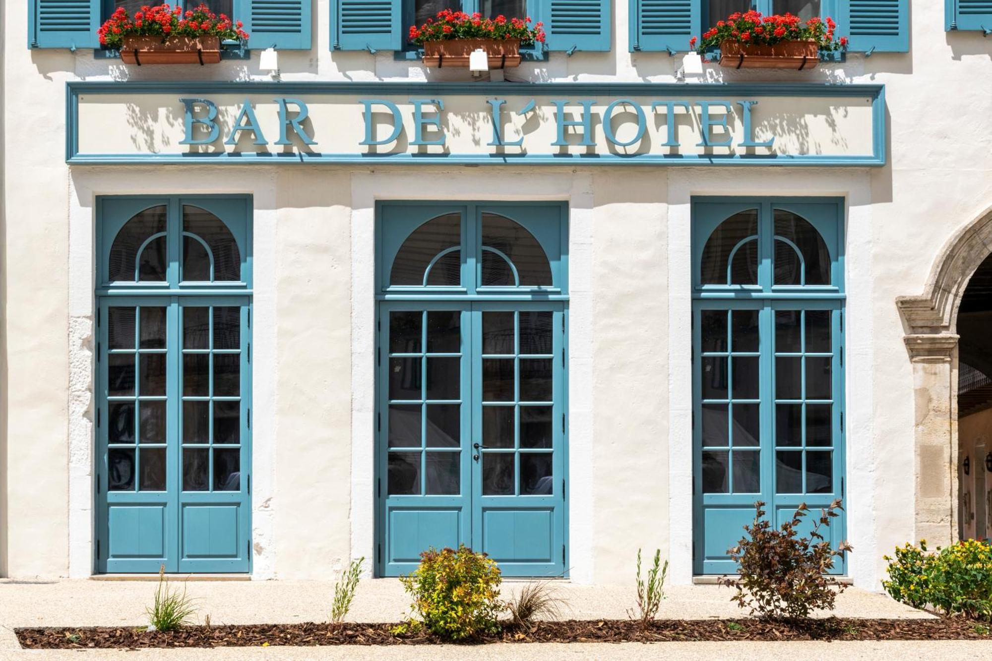 Hotel De La Poste อาวาลง ภายนอก รูปภาพ