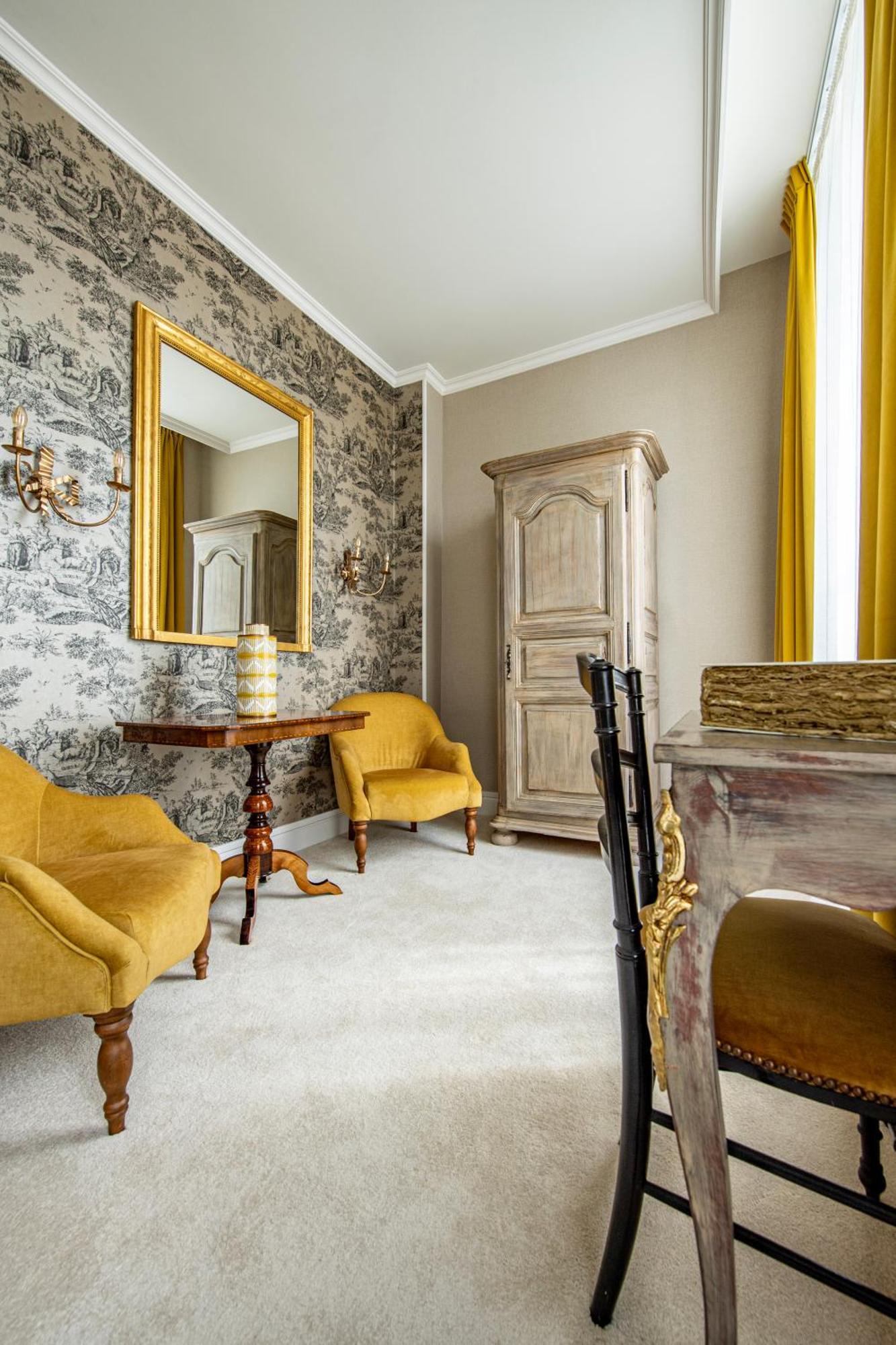 Hotel De La Poste อาวาลง ภายนอก รูปภาพ