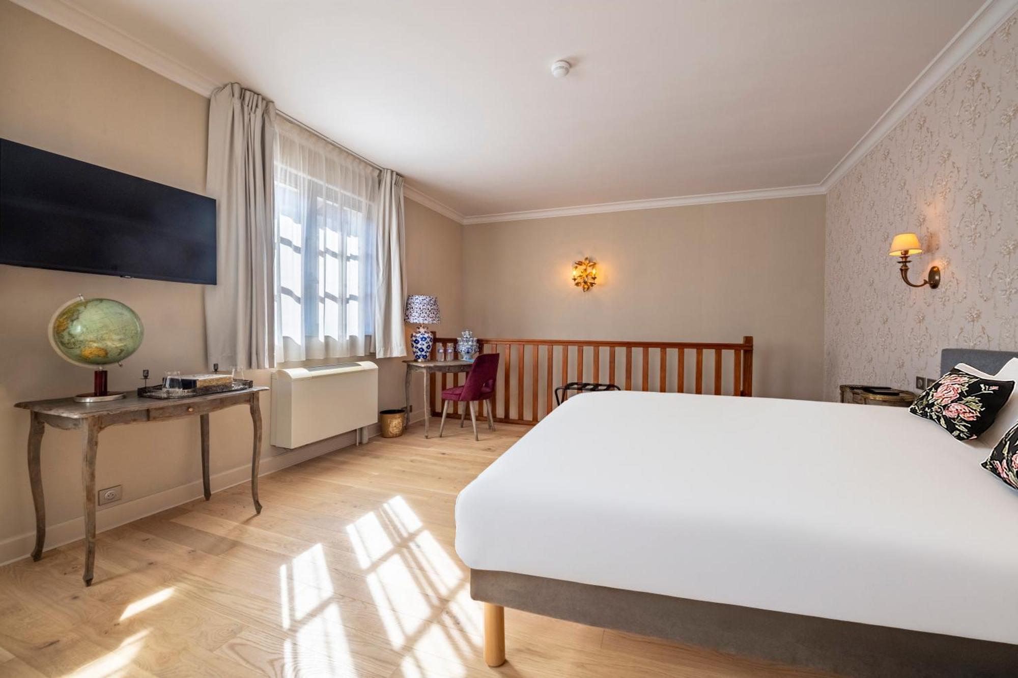 Hotel De La Poste อาวาลง ภายนอก รูปภาพ